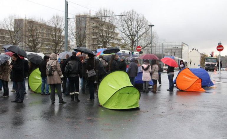 Des manifestants anti-exclusion sur les rives de l'Orne