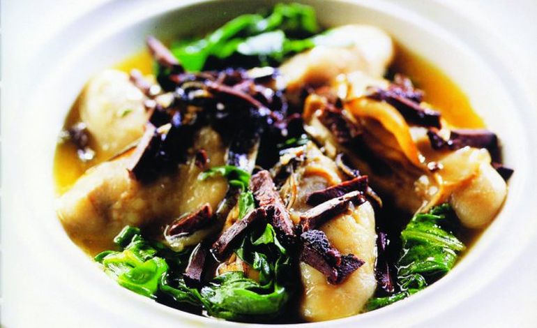La recette du dimanche : huîtres à l’embeurrée de verdure et julienne de truffe