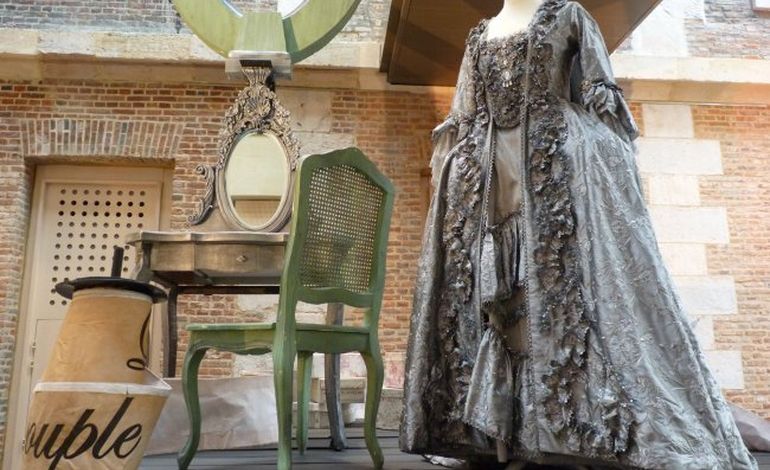 Les costumes d'opéra sont à vendre à Déville-les-Rouen