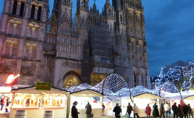 Le Marché de Noël place de la cathédrale à Rouen fait un retour en force