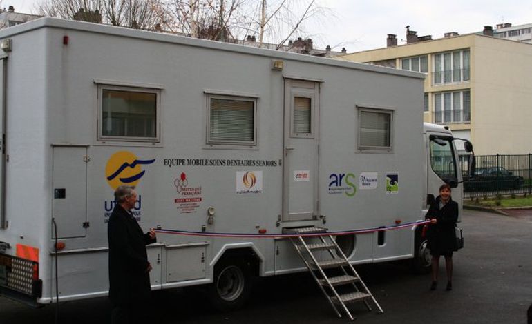Rouen : le "buccobus" fait le tour des maisons de retraite