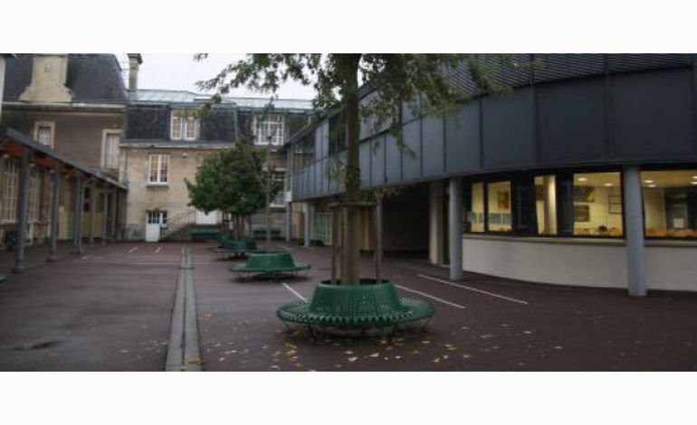 Caen : opération escargot contre la fermeture du collège Lemière