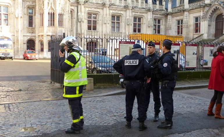 Colis suspect et évacuation du tribunal de Rouen : toutes nos photos