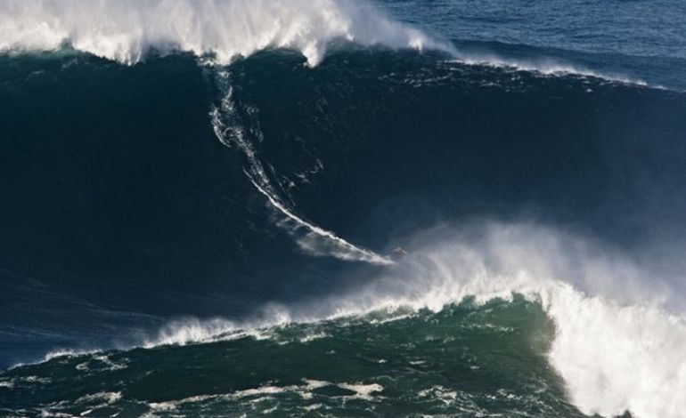 Nouveau record du monde : il surfe une vague de 30 mètres