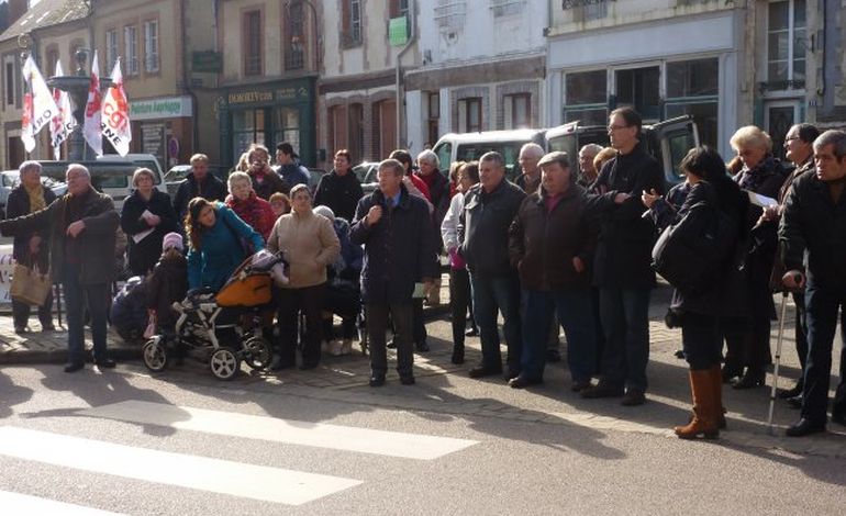 Une centaine de personnes mobilisées contre la femeture d'une maison de retraite dans l'Orne