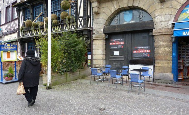 A Rouen, place du Vieux Marché, un piano-bar remplacera le musée de Jeanne