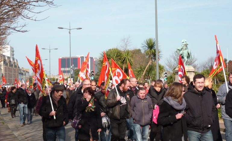 Accord sur l'emploi : 800 personnes défilent à Cherbourg