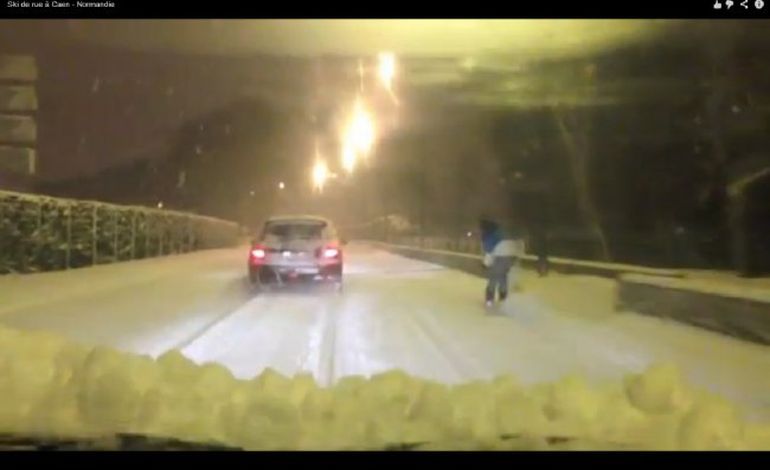 Insolite : il slalome en ski tracté dans les rues de Caen (VIDEO)