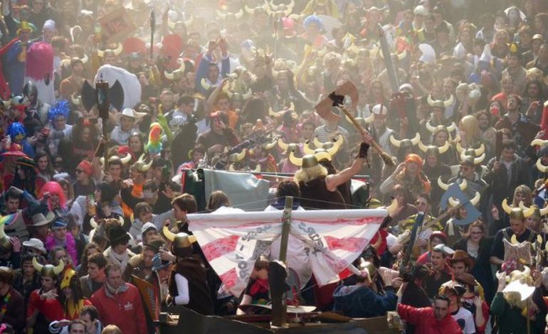 Carnaval : 10 000 étudiants en fête à Caen (photos)