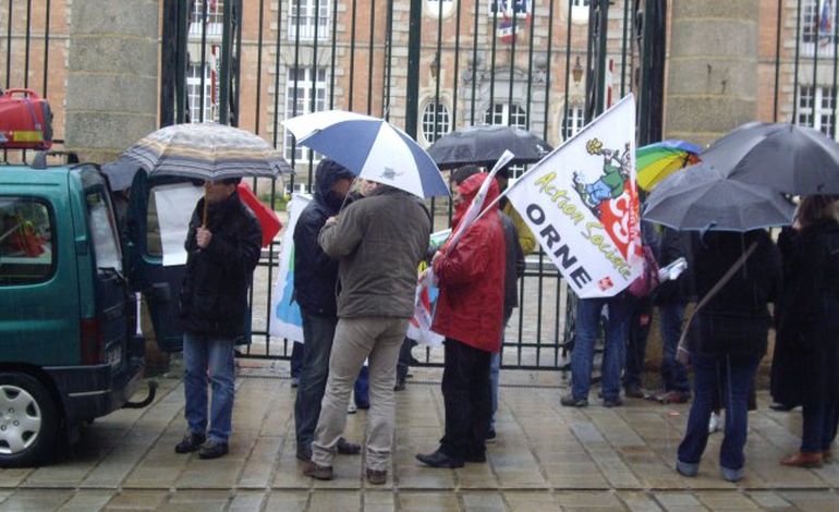 Alençon: manifestation contre l'ANI, sous la pluie