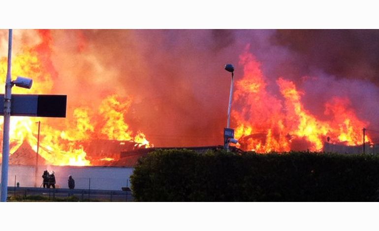 VIDEO - Violent incendie dans l'usine Blanchet d'Avranches