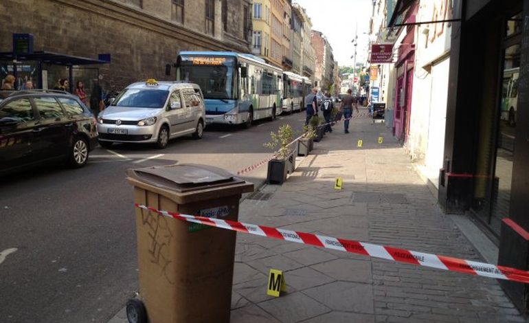 Rouen : un homme poignardé en pleine journée, rue de la République