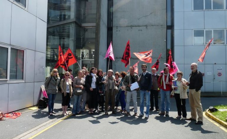 Précarité enseignante : une trentaine de manifestants devant l'inspection académique
