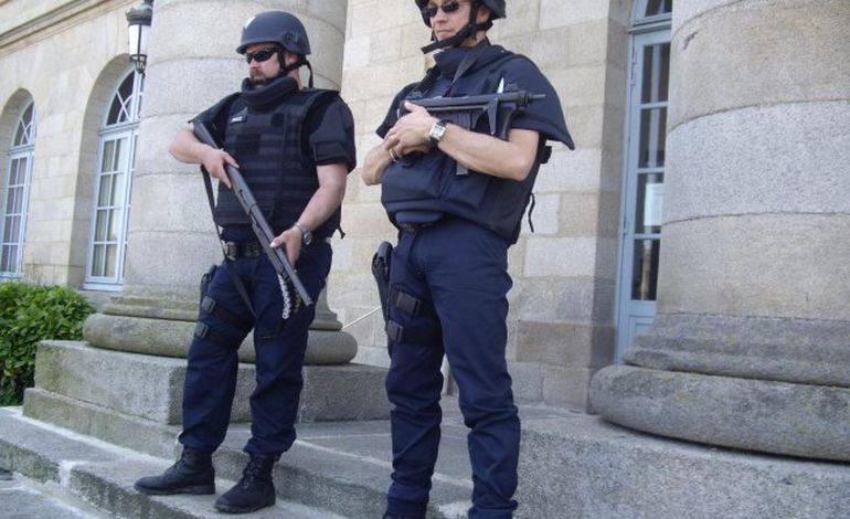 Déploiement de forces pour le transfert d'un détenu au tribunal d'Alençon
