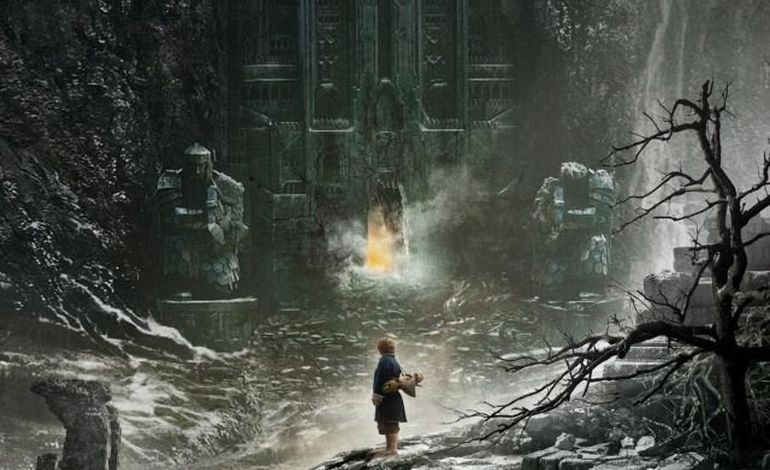 Bilbon le Hobbit face à la Montagne solitaire sur l'affiche de "La Désolation de Smaug"