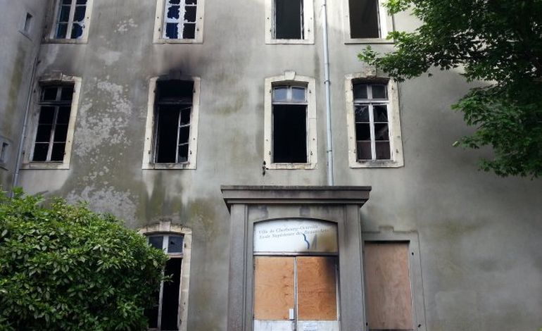 Cherbourg : incendie à l'ancienne école des beaux arts (PHOTOS)