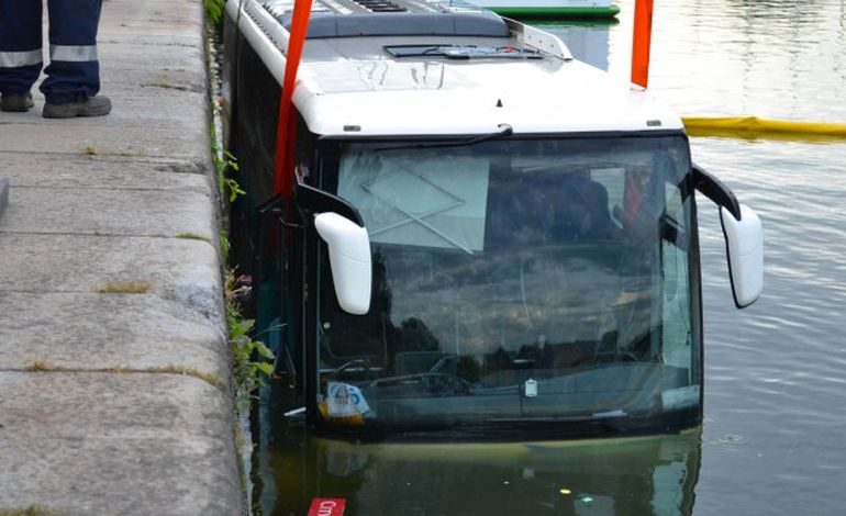 A Honfleur, le bus tombé dans le port est sorti de l'eau
