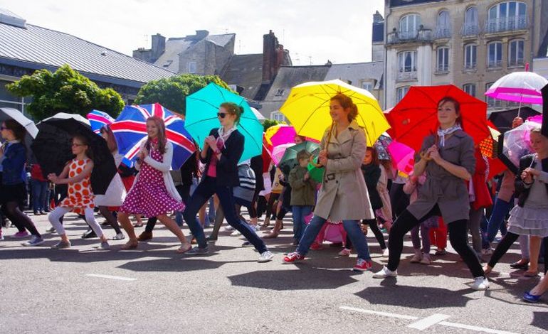 Le flashmob coloré des Parapluies de Cherbourg