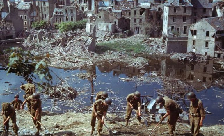 Insolite, des photos couleurs inédites de Saint-Lô après les bombes