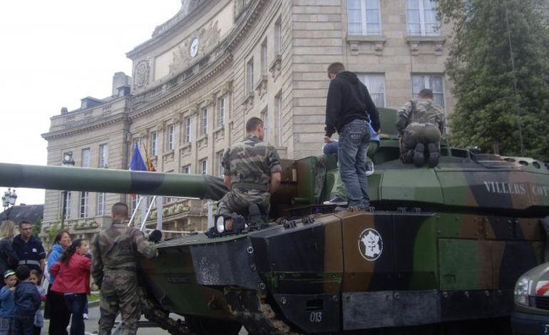 Alençon : un char Leclerc sur la place de l'Hôtel de ville !