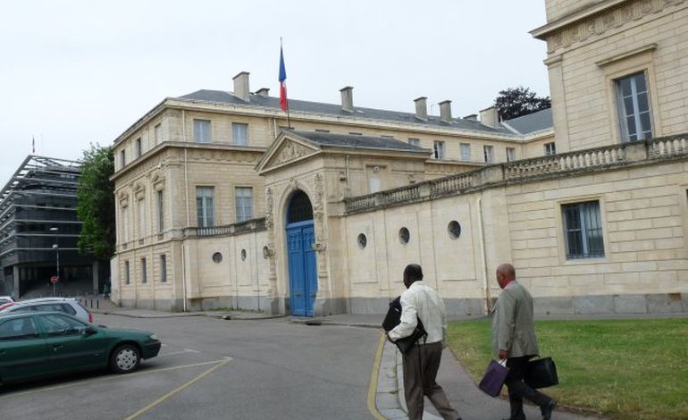 Caen : un colis suspect explosé devant la Préfecture