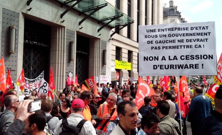 Les salariés d'Euriware devant le siège d'Areva à Paris