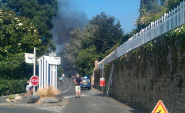 Saint-Jean-le-Thomas : un feu de voiture paralyse le bourg