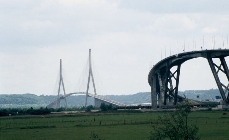 Pont de Normandie : un homme menace de se jeter dans le vide