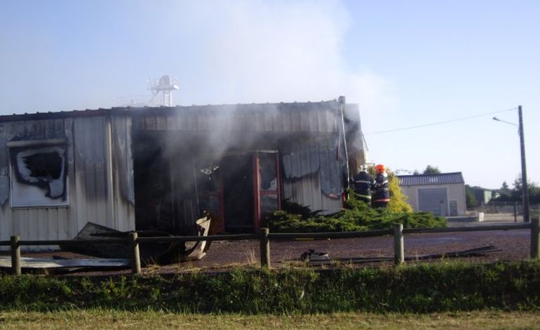 Incendie chez "Comte de Bellou" : 750 m2 détruits à Lonrai