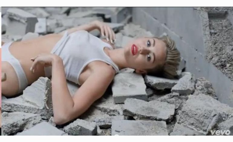 Miley Cyrus se lâche (encore) dans le clip "Wrecking Ball"