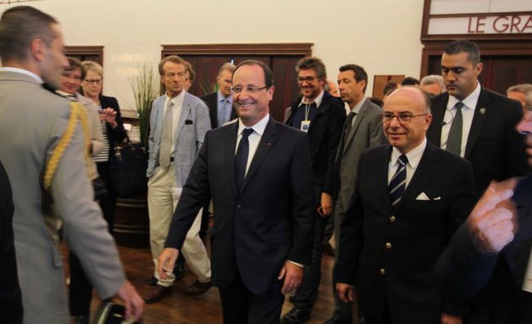 Revivez la visite de François Hollande à Cherbourg