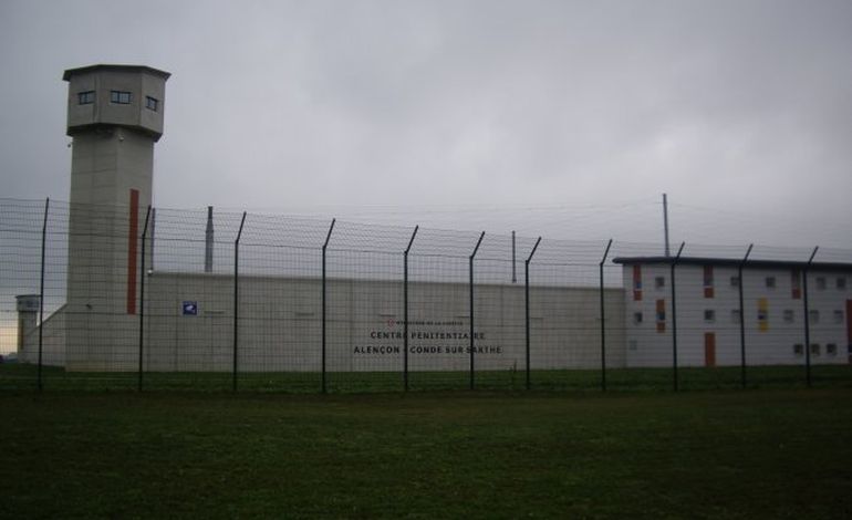 Centre pénitentiaire : un détenu menace un surveillant avec un  scalpel