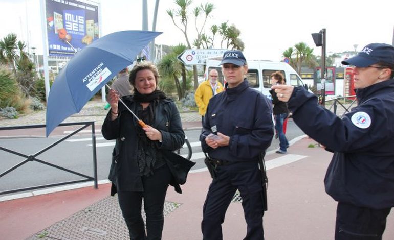 Cherbourg : la police distribue aux piétons... des parapluies !