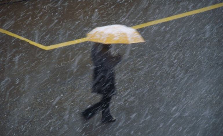 Aux piétons âgés plus vulnérables, distribution de parapluies fluo