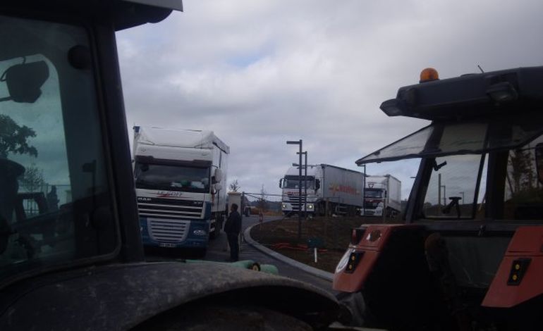 Des agriculteurs bloquent le site d'enfouissement de GDE à Nonant le Pin
