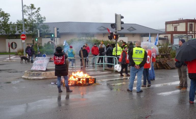 Hôpital Pasteur : la colère des salariés paralyse Cherbourg
