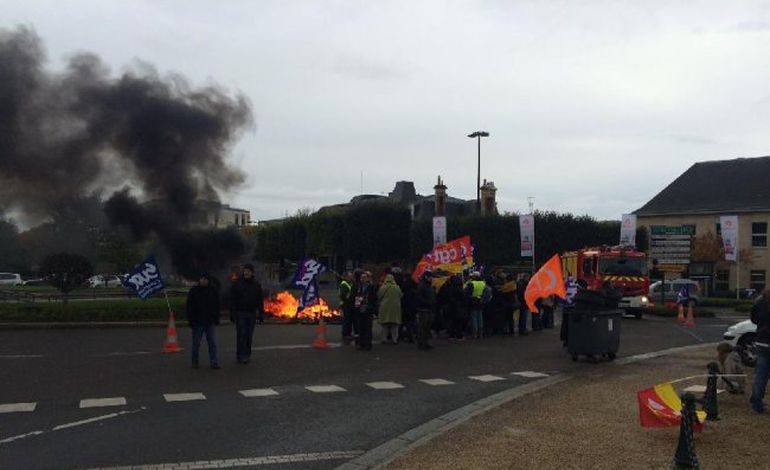 Des agents de Caen la mer mettent le feu devant la mairie