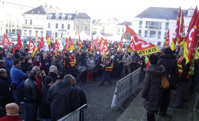 300 personnes devant le Palais de justice d'Alençon pour soutenir une salariée