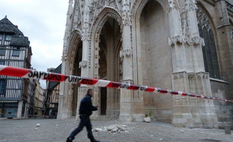 Tempête Dirk : un morceau de l'église Saint-Maclou de Rouen s'écrase sur le parvis