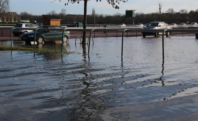 Inondation : des voitures en danger à la prairie de Caen