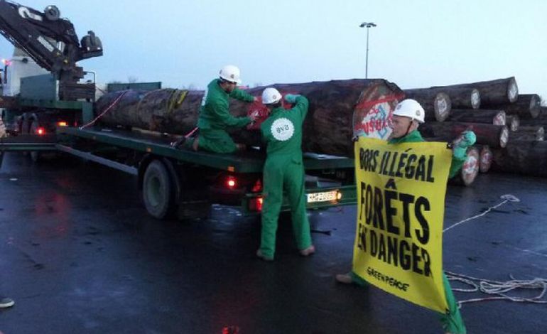 Le camion de Greenpeace bloqué sur le port de Caen