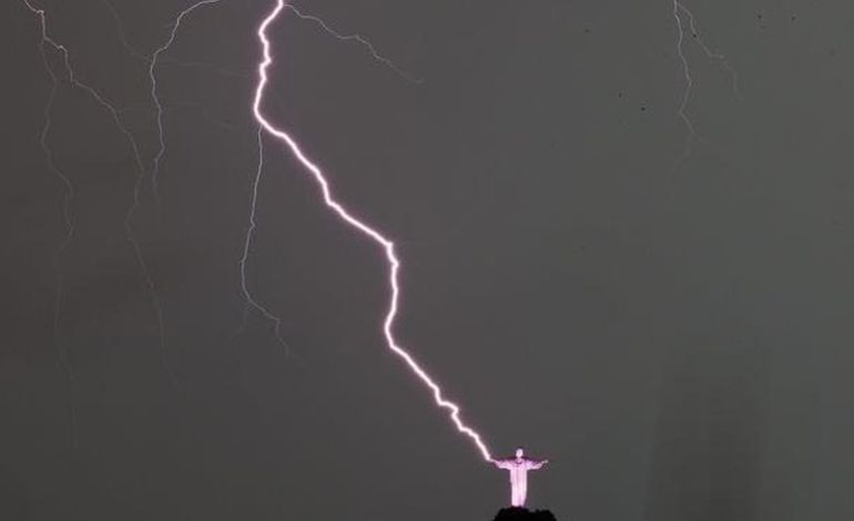 Coup de foudre à Rio, la statue du Christ écorchée