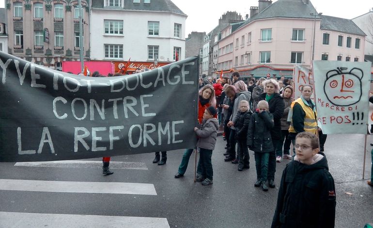 50129. Manifestation contre les rythmes scolaires à Cherbourg