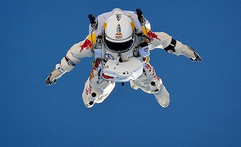 Le saut de Felix Baumgartner avec 8 caméras