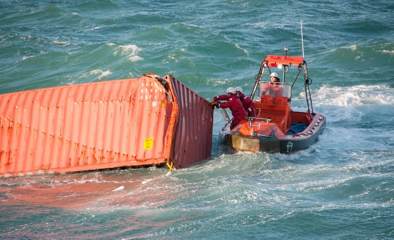 50129. Un conteneur perdu dans la Manche remorqué jusqu'à Cherbourg
