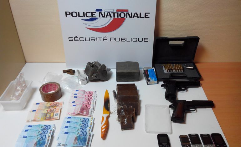 76540. Plaquettes de cannabis, armes et téléphones portables découverts chez un habitant des Hauts de Rouen