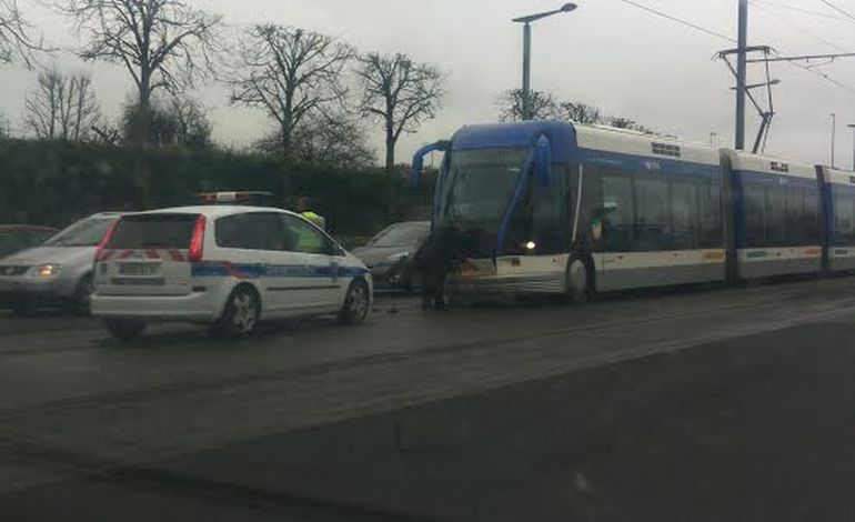Collision entre une voiture et le tramway à Caen