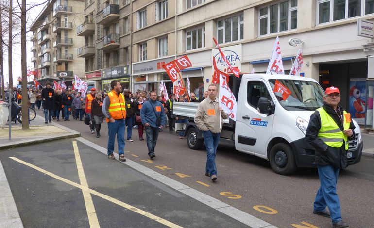 Des milliers de personnes en grève à Rouen 