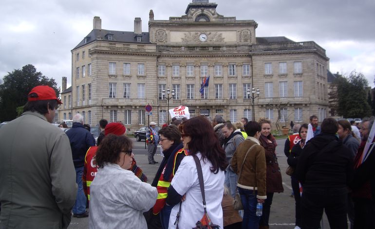 Journée d'action à Alençon: une délégation des manifestants reçue par le député-maire