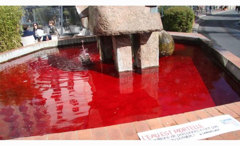 Une fontaine caennaise avec de l'eau couleur sang